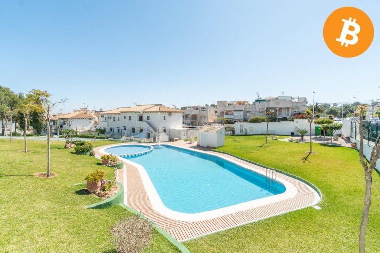 Kamienica w Torrevieja w urbanizacji Lago Jardín II