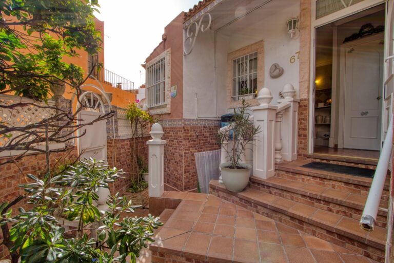 Semi-detached opportunity in Los Orchards with pool