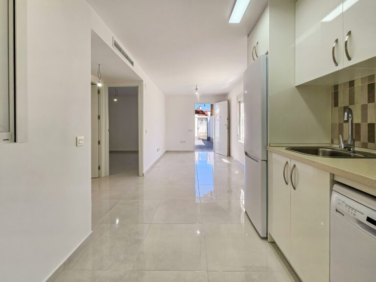 Nowy luksusowy narożny bungalow całkowicie odnowiony