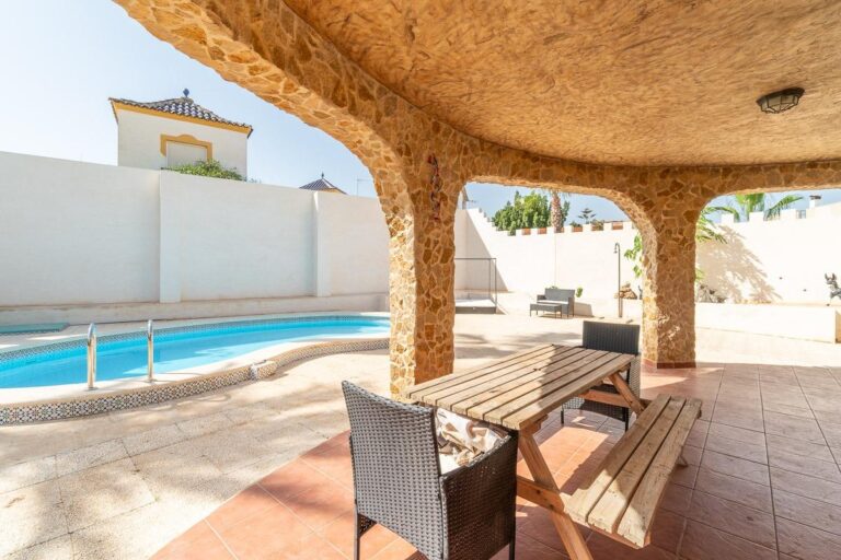 Duża willa na osiedlu Los Balcones Torrevieja