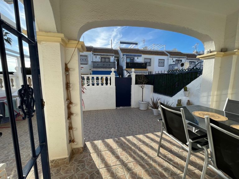 Bungalow z 2 sypialniami, dużym tarasem i basenem komunalnym