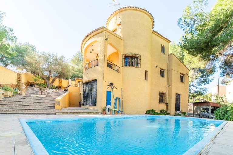 Wolnostojąca willa z basenem w Orihuela Costa