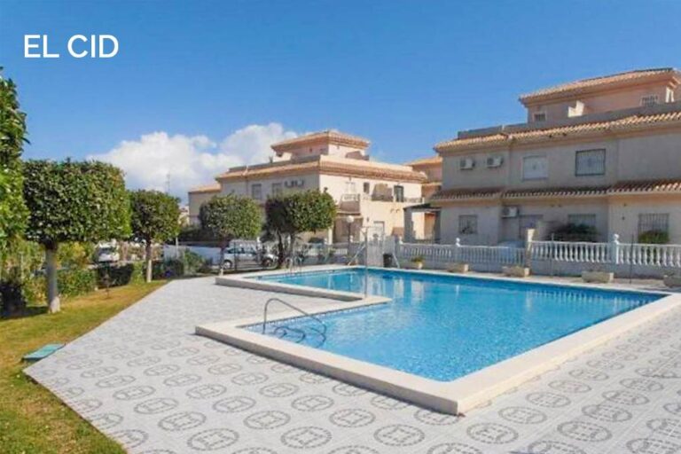 NAROŻNY DOM SZEREGOWY Z SOLARIUM OD STRONY POŁUDNIOWEJ W PLAYA FLAMENCA