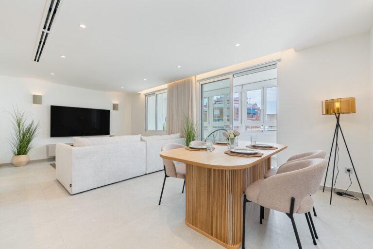 Fantastyczny nowoczesny apartament z widokiem na morze, około 3 minuty spacerem od plaży