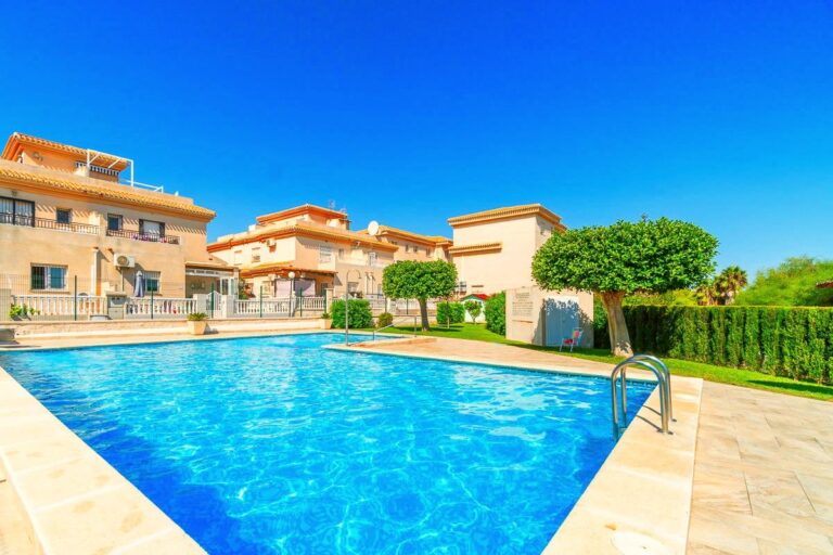 Corner townhouse with 3 bedrooms and a south-west facing solarium in Playa Flamenca