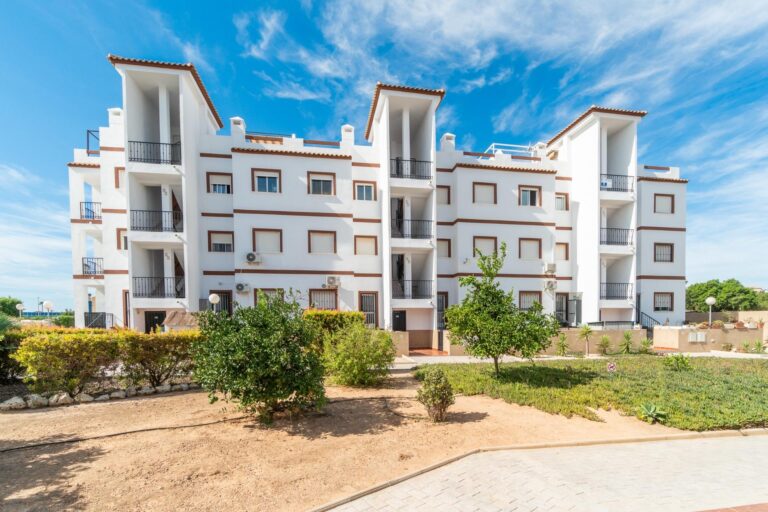 Penthouse z solarium, garaÅ¼em i basenem w Punta Prima