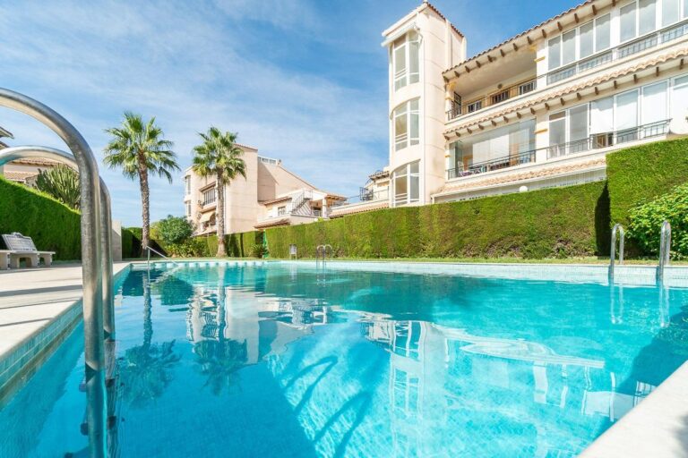Penthouse apartment with two bedrooms, garage and solarium overlooking the pool in Playa Flamenca