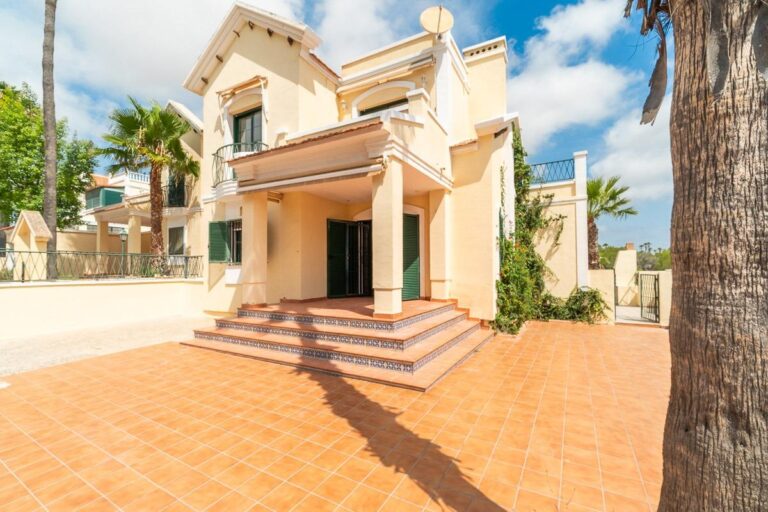 Detached villa with garden and pool to be renovated in Villamartin