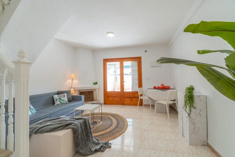 Charming town house duplex with 2 bedrooms, 2 bathrooms and a solarium in El Chaparral