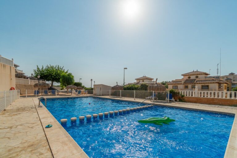 GROUND FLOOR APARTMENT WITH 2 BEDROOMS AND 70 m2 GARDEN IN ALTOS DE CABO ROIG